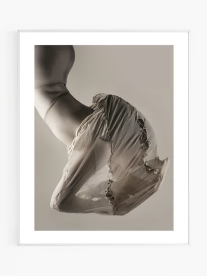 Photographie artistique intitulée "Alien" représentant une personne suspendue dans le vide, recouverte de collants cousus entre eux afin de la faire ressembler à la reine Alien.