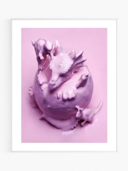 Tirage d'art d'une photographie monochrome représentant un dragon qui éclot d'un oeuf, entouré de petits dinosaures, le tout recouvert de peinture rose, sur fond rose.