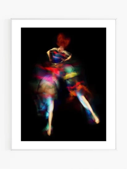 Photographie artistique intitulée "Llei" représentant une silhouette féminine en clair-obscur, encadrée au format 40x50 cm.