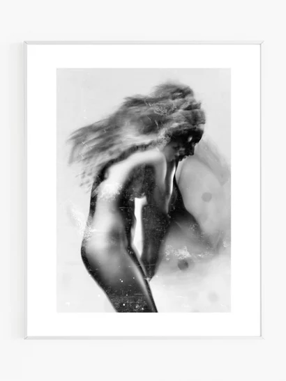 Photographie artistique en noir et blanc intitulée "Oblivion" montrant un nu brumeux et mystérieux, encadrée au format 40x50 cm.
